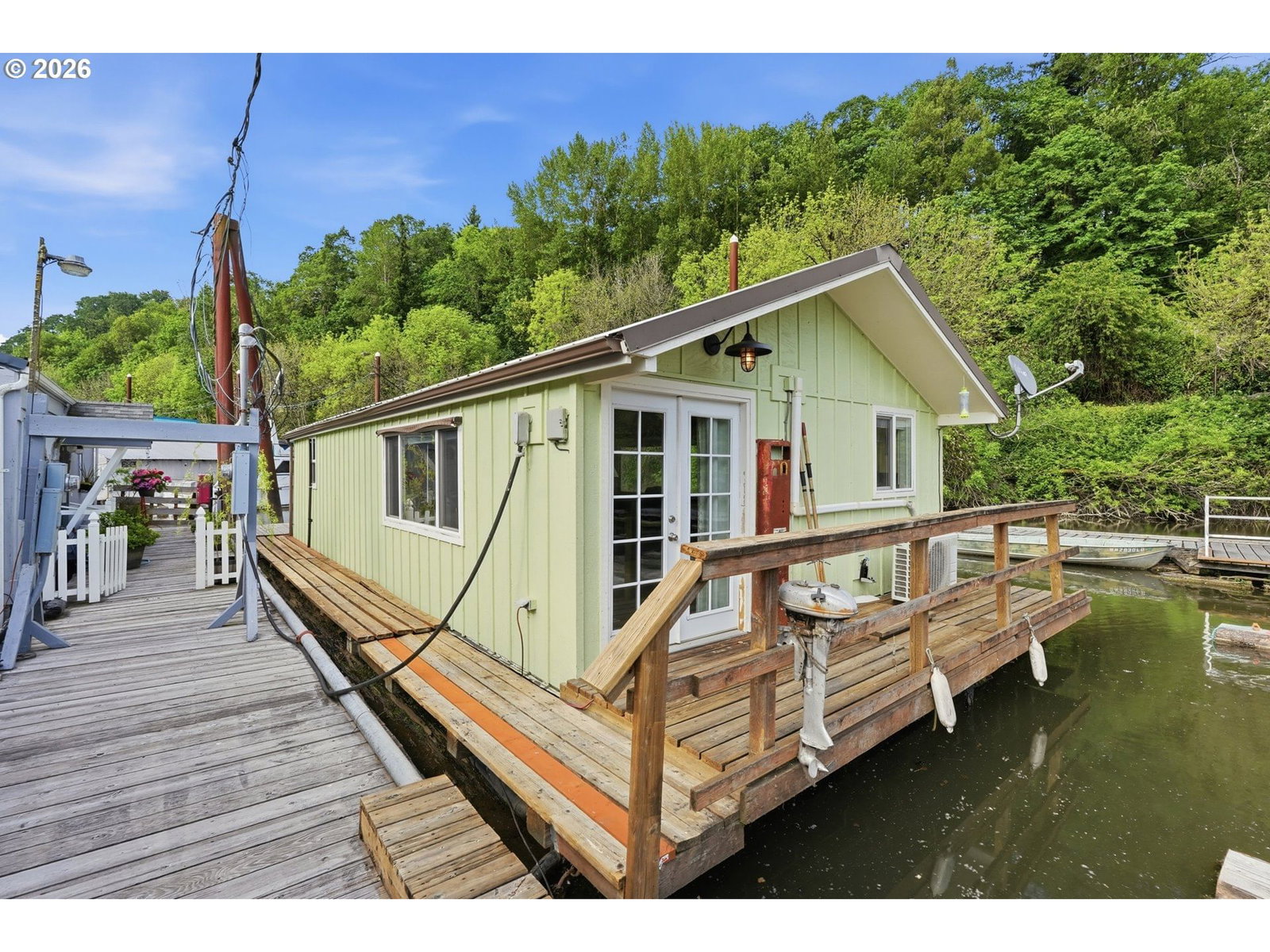 Listing photo 1 of 6