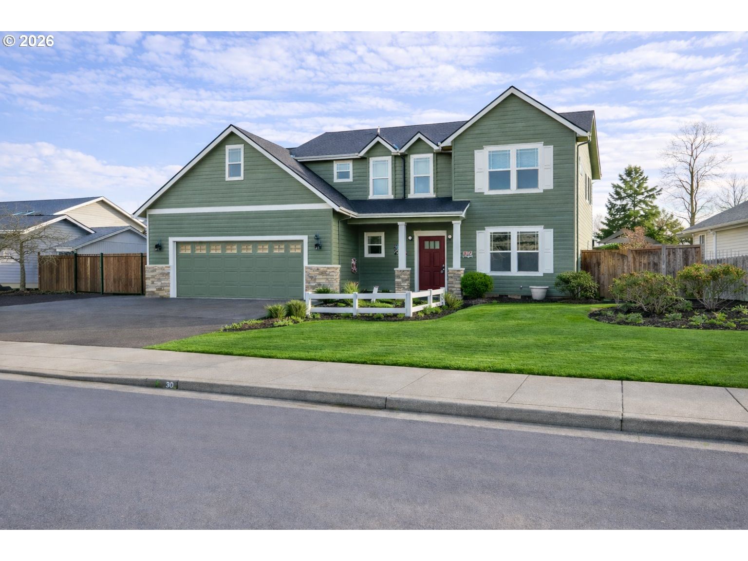 Primary listing photo, 817 RIVER KNOLL WAY, Springfield, OR, 97477