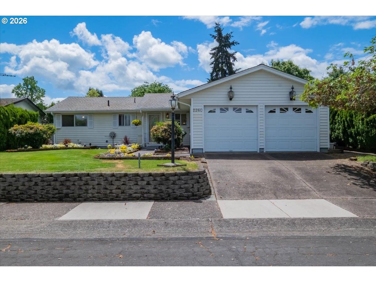 Listing photo 1 of 6
