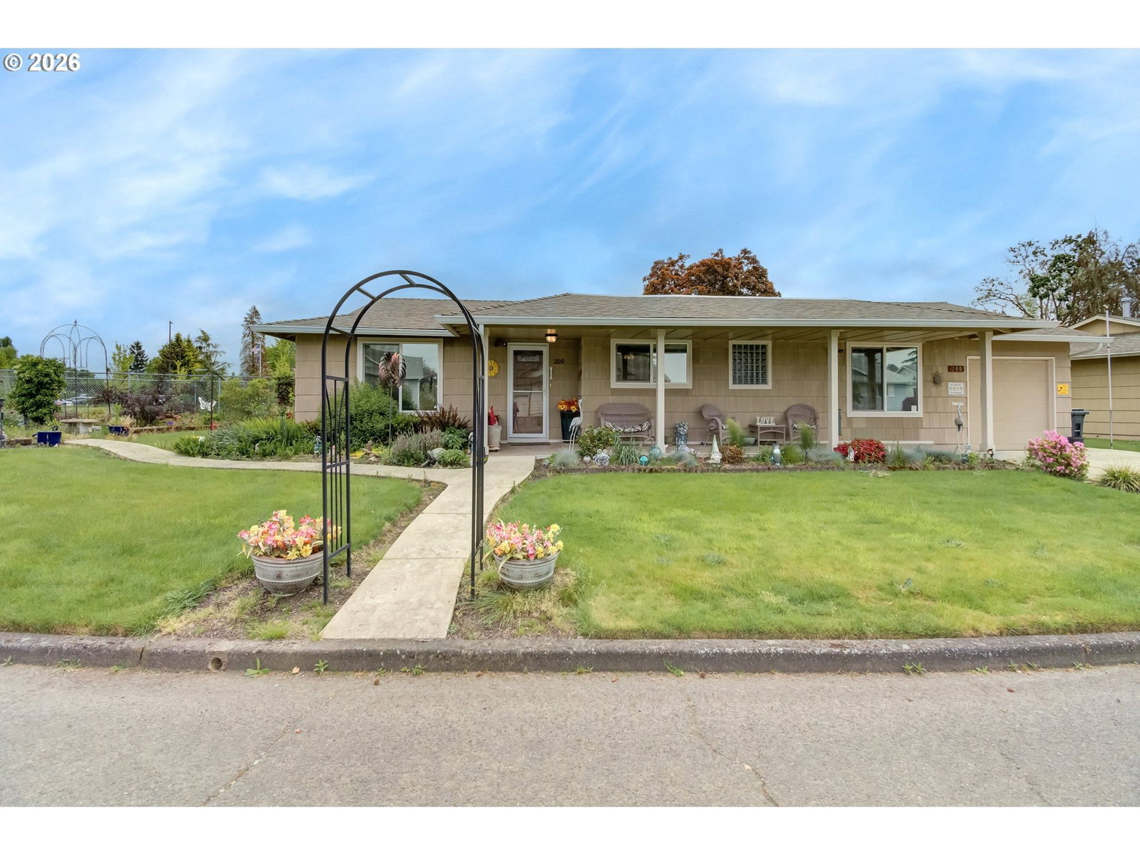 Listing photo 1 of 6