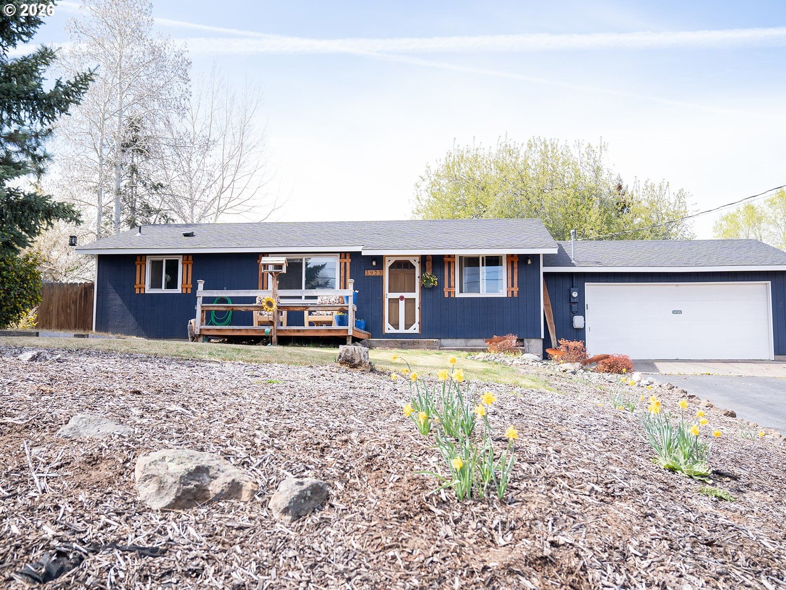 Primary listing photo, 1923 20th St, Redmond, OR, 97756