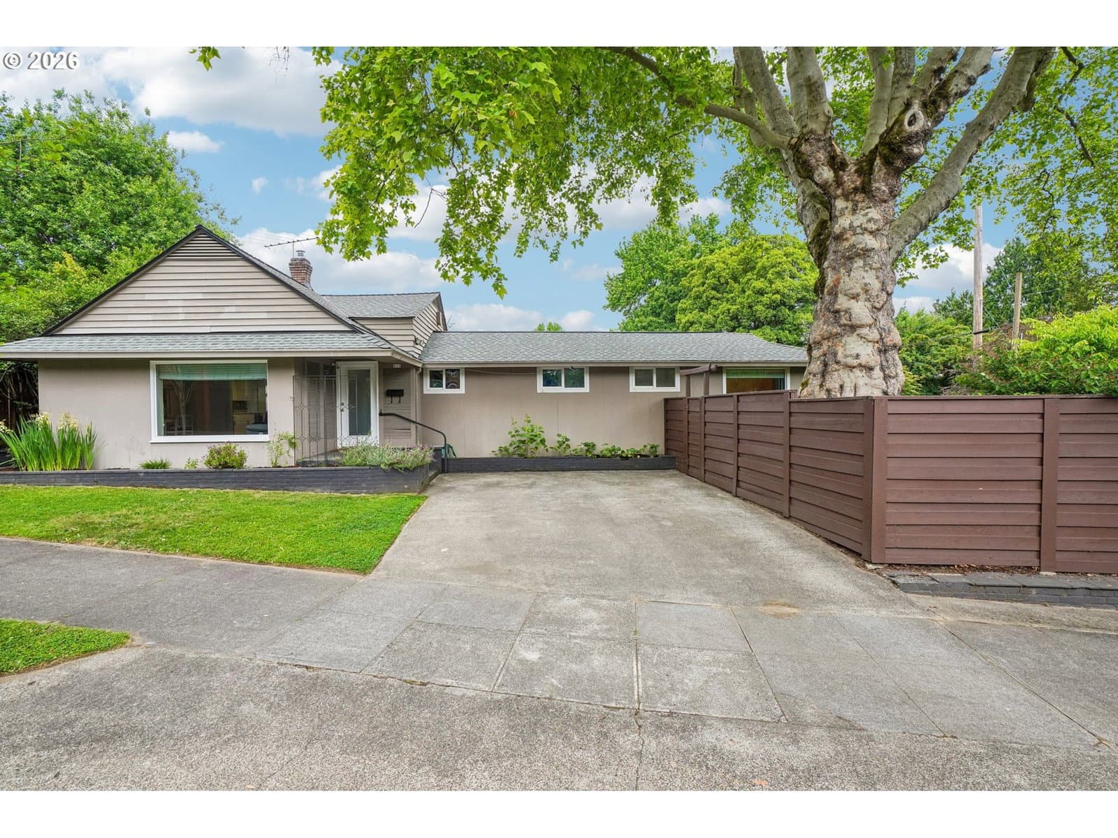 Listing photo 1 of 6