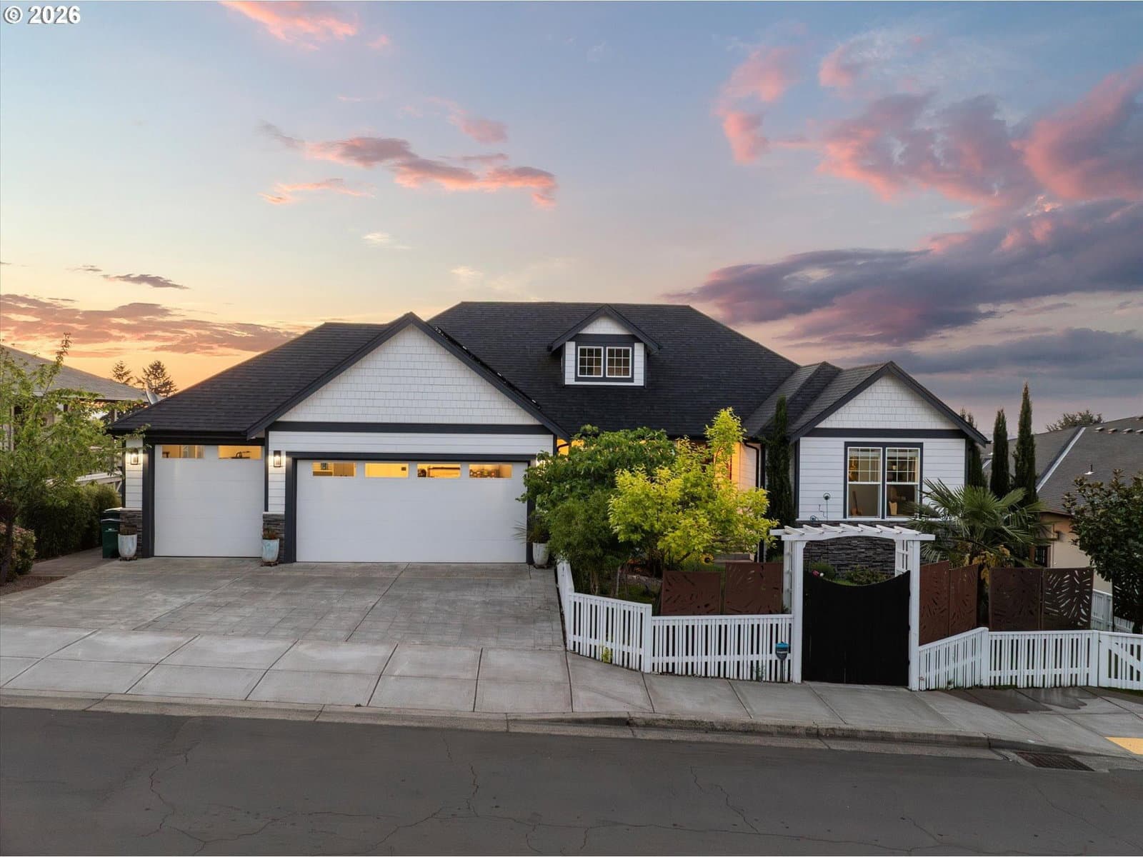Primary listing photo, 199 SW ALDER ST, Dundee, OR, 97115